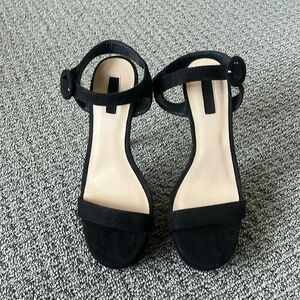 Forever 21 Size 9 black, suede strappy heels